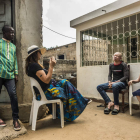 Ana Cristina Herreros en una imagen en la que escucha historias entre población albina en Mozambique. KIKE CARBAJAL