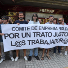 Un grupo de trabajadores de Roldán frente a la oficina de Fremap en Ponferrada. L. DE LA MATA