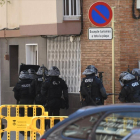 Los Mossos d'Esquadra entran en la finca en la que residía el atacante de la comisaría de Cornellà, este lunes. /
