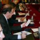 El presidente de Castilla y León, Juan Vicente Herrera, toma notas en un momento de la cumbre