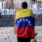 Un hombre con la bandera venezolana en la capital, Caracas.