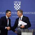 Pedro Sánchez con Andrej Plenkovic, primer ministro croata, ayer, en una rueda de prensa celebrada en Zagreb. ANTONIO BAT