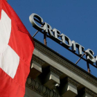 La bandera suiza ondea en la sede central de Credit Suisse, en Lucerna.