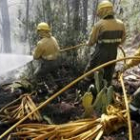 Las brigadas trabajan en la extinción del incendio de Arenas de San Pedro