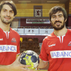 Fede Vieyra y Sebas Simonet, dos de los tres jugadores argentinos que militan actualmente en el Abanca Ademar. SECUNDINO PÉREZ