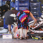 Unas mujeres buscan alimentos entre los desperdicios del mercado. JESÚS F. SALVADORES