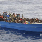 Un grupo de inmigrantes en una embarcación precaria a la espera de ser rescatados en el Mediterráneo, el 28 de octubre del 2015.