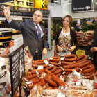 La consejera Silvia Clemente junto a los directivos de Carrefour en Valladolid.