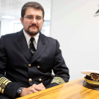 Pablo Fernández Pérez en el puerto de Gijón en su puesto de práctico. DL