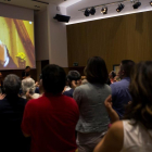 Carles Puigdemont saluda, a través de una pantalla, a los asistentes a la presentación de Crida Nacional per la República