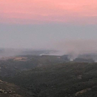 La fotografía muestra los diferentes focos en los que trabajan las brigadas de extinción para sofocar el incendio múltiple. JCYL / TWITTER BRIF-TABUYO