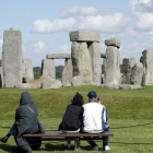 Turistas contemplan el monumento megalítico de Stonehenge, en las llanuras de Salisbury, en Inglaterra.