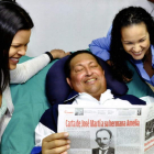Chávez, junto a sus hijas Rosa Virgin y María Gabriela, leyendo el diario Gramna.