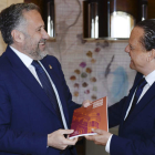 Carlos Pollán recibe el informe del Consejo de Cuentas de Mario Amilivia. NACHO GALLEGO