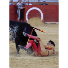 Víctor Barrio en el momento de sufrir la cogida en el tercer toro de la tarde, a consecuencia de la que ha fallecido en la plaza de toros de Teruel.