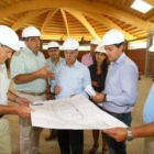 El alcalde (segundo derecha) en las obras del recinto ferial en una imagen reciente.