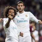 Marcelo celebra su gol con Theo Hernández, el tercero del Real Madrid frente al Eibar. RODRIGO JIMÉNEZ