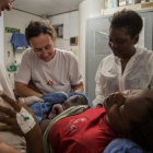 El equipo de MSF ayuda a una mujer rescatada a dar a luz a bordo del 'Dignity I'.