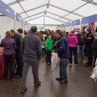 La carpa protegió a artesanos y público de los chaparrones que cayeron ayer.