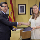 Román Escolano con Pilar del Olmo, ayer en Valladolid, en la firma del préstamo. R. GARCÍA