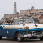 Unos turistas se desplazan en taxi por La Habana, el 8 de enero del 2014.