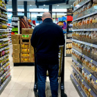 Un consumidor realiza la compra de alimentos en un centro comercial. NOEMÍ JABOIS