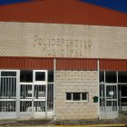 Fachada principal del pabellón del polideportivo municipal de La Bañeza.