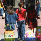 Tres niñas, como cada mañana, a la entrada de uno de los colegios del Bierzo.