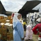 Varias familias esperan en el aeropuerto de Banda Aceh para ser evacuadas