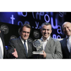El presidente de Planeta, José Manuel Lara, con el presidente catalán, Artur Mas, Lorenzo Silva que muestra su galardón y el ministro de  Cultura, José Manuel Wert.