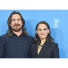 Christian Bale y Natalie Portman presentaron ‘Knight of Cups’, de Terrence Malick, que decepcionó al público.