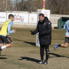 El entrenador de la Cultural, Curro Torres, imprime intensidad a los jugadores de la plantilla en cada entrenamiento. MARCIANO PÉREZ