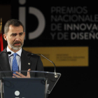 El rey durante la entrega de los Premios Nacionales de Innovación y de Diseño 2016. BALLESTEROS