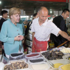 La canciller alemana visitando un mercado en Chengdu.