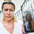 La madre de la joven desaparecida muestra su fotografía. EFE