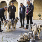 Orejas, junto a los representantes de Mushing León y Javier del Canto, en el Palacio de los Guzmanes. F. OTERO