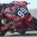 María, con la moto con la que subió a lo alto del podio de PreMoto3 en el Campeonato de España del 2011.