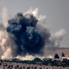 El humo se eleva sobre la ciudad siria de Jarabulus, ayer, durante los bombardeos de cazas turcos.
