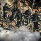 Imagen de los bomberos en uno de los aftermaths de Kiev. OLEG PETRASYUK