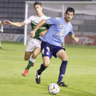 El defensa central del Atlético Astorga Antonio trata de frenar una situación de peligro del ataque del Racing de Ferrol