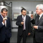 Pedro González, Javier López y José Ángel Hermida prueban un blanco en la bodega del campus berciano