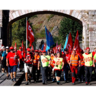 Los jubilados de UGT y CC OO a su paso por el acueducto recuperado poco antes de La Robla para llevar el agua hasta Llanos. MARCIANO