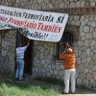 Miembros de la Asociación de Amigos del Ferrocarril, en el momento en el que retiraron la pancarta