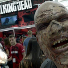 Un zombi promociona el videojuego de la serie de televisión 'The walking dead'.