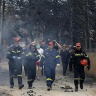 Un grupo de bomberos en una calle de Mati. /