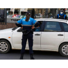 Agentes de la Policía Local de León realizando un control de tráfico. FERNANDO OTERO