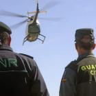 Un agente de la Guardia Civil y otro de la Guardia Nacional Republicana de Portugal, ayer.