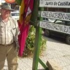 José Luis Corral ante el cartel de la Semana Internacional