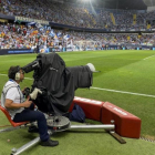 Camara de televisión siguiendo en La Rosaleda  el partido de Liga Malaga-Barça.