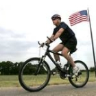Bush disfrutando de su paseo en bici momentos antes de caerse